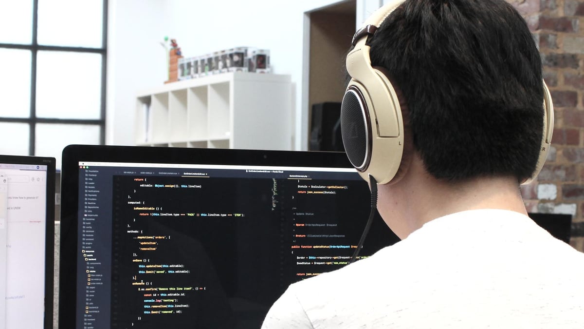 guy-coding-with-headphones-1600px