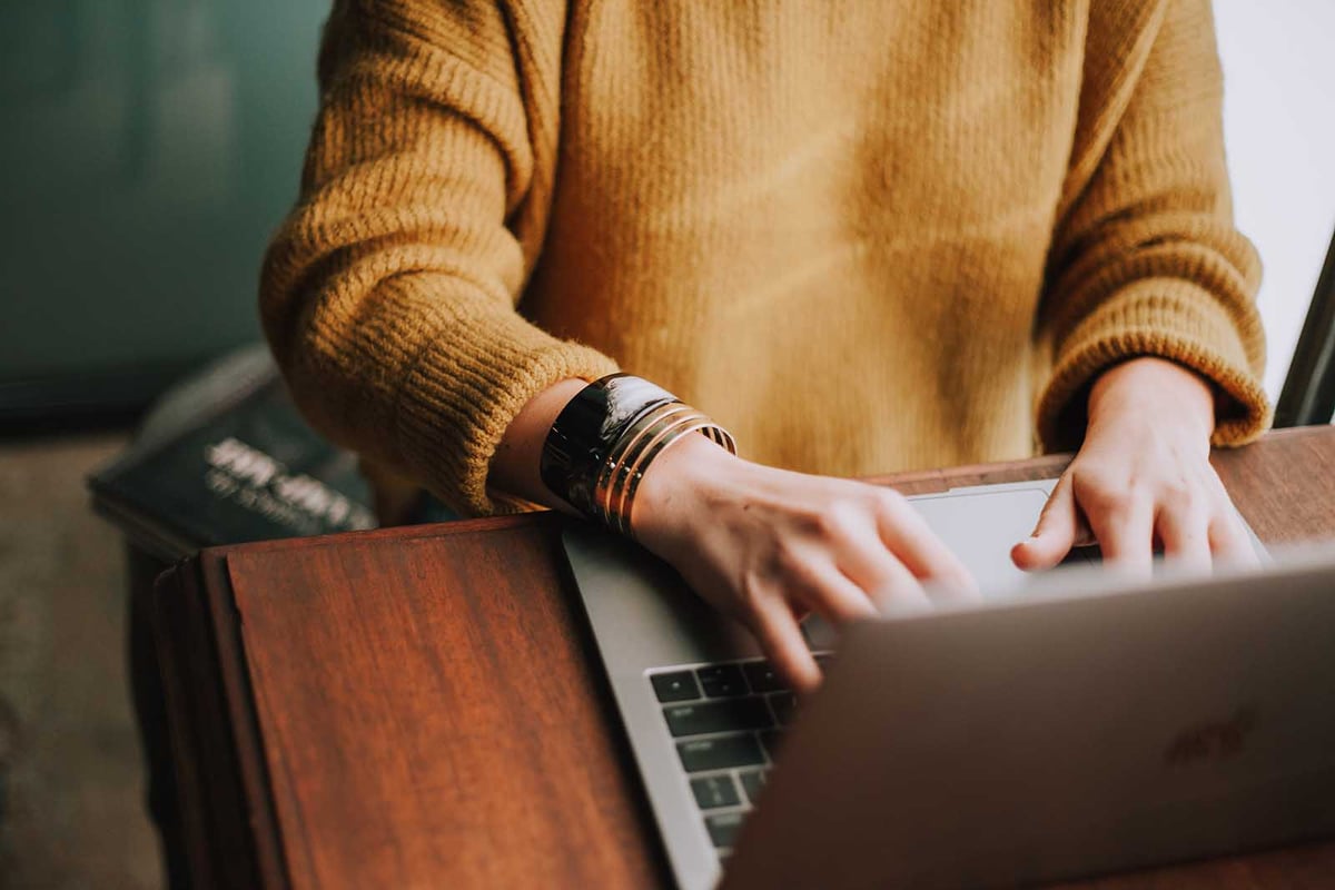 orange-jumper-laptop