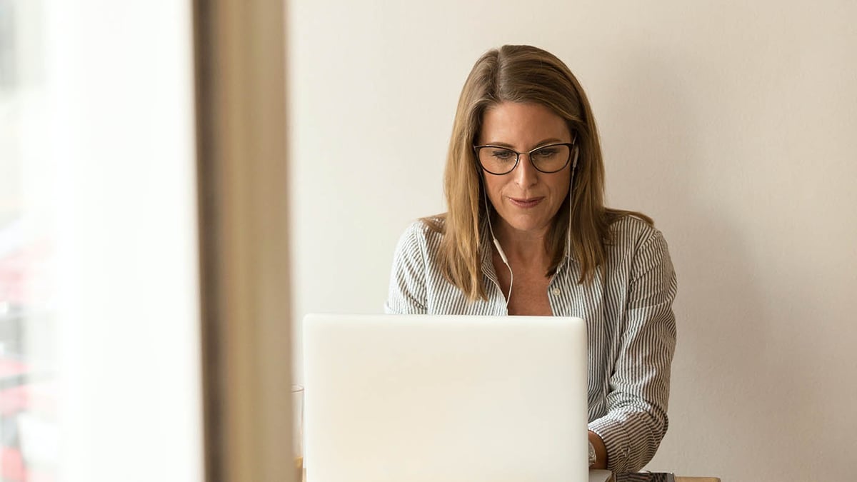 woman-with-glasses-working-on-laptop-1400px
